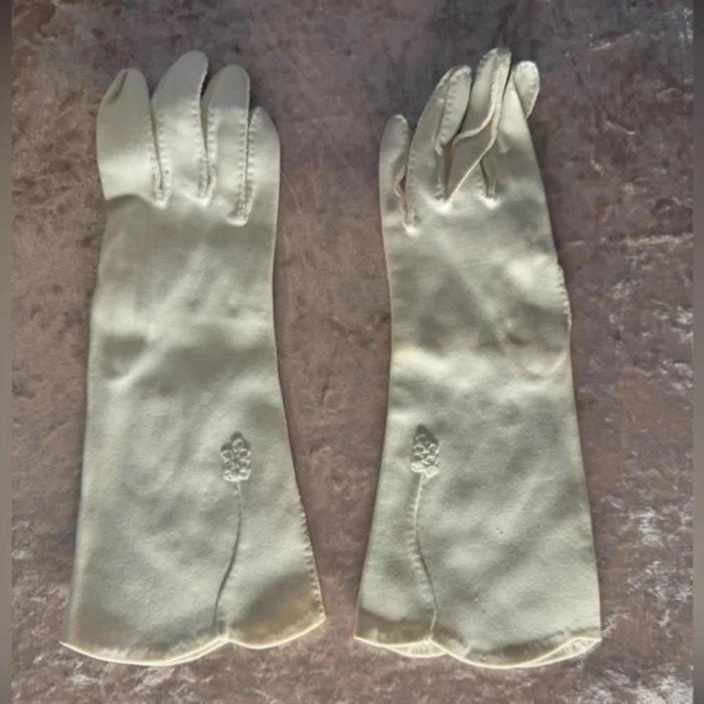 Vintage cream colored women’s gloves.